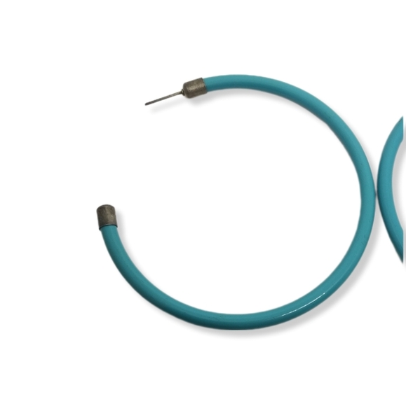 VINTAGE 1970s LARGE TURQUOISE BLUE  ENAMELED HOOP EARRINGS WITH DIAMOND CUTS - Picture 5 of 5